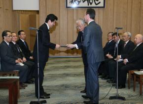 Prime Minister Abe receives the BRT's 2014 Recommendations from Hiromasa Yonekura and Fabrice Brégier, the BRT co-Chairmen