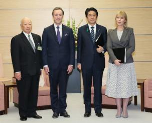 BRT co-Chairmen Kazuo Tsukuda and Fabrice Brégier with PM Shinzo Abe and European Commissioner Elżbieta Bieńkowska